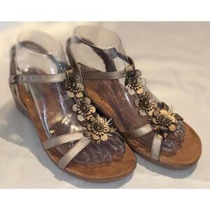 Baretraps Women’s Hammond Strappy Floral Wedge Sandals Bronze Size 6.5 M VGUC